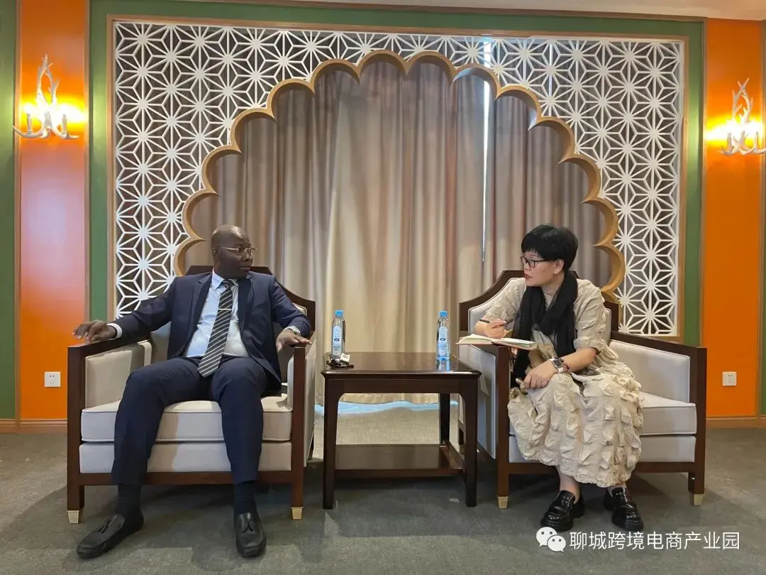 Cameroonian businessman Mr. Carter visited Liaocheng cross-border e-commerce industrial Park and bearing industrial belt