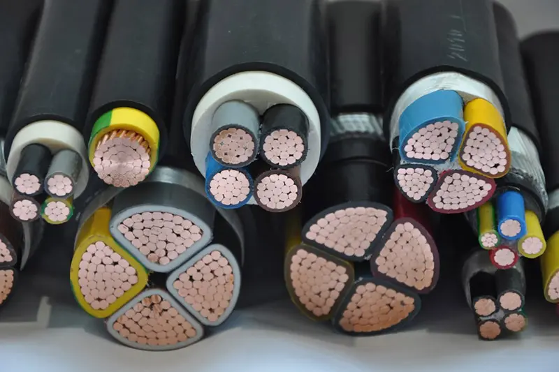 What are the advantages of single-core and multi-core cables?